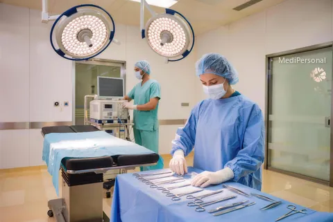 Pflegefachpersonen in OP-Kleidung richten im Operationssaal das Instrumentarium